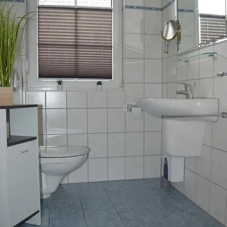 7 Eg - Charmante Ferienwohnung Mit Seeblick&schoenem Garten In Röbel An Der Müritz *