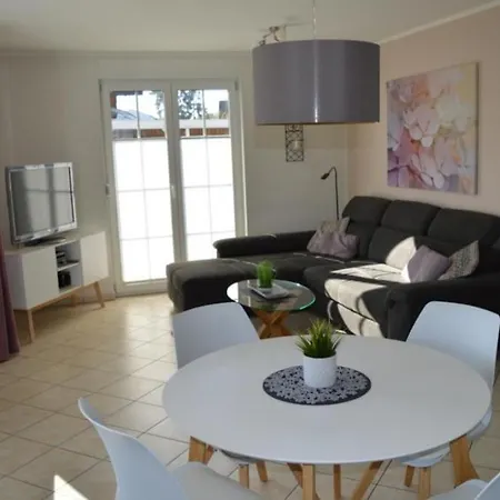 7 Eg - Charmante Ferienwohnung Mit Seeblick&schoenem Garten In Röbel An Der Müritz *