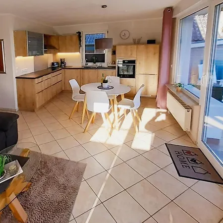Ferienhaus 7 Eg - Charmante Ferienwohnung Mit Seeblick&schoenem Garten In Röbel An Der Müritz *